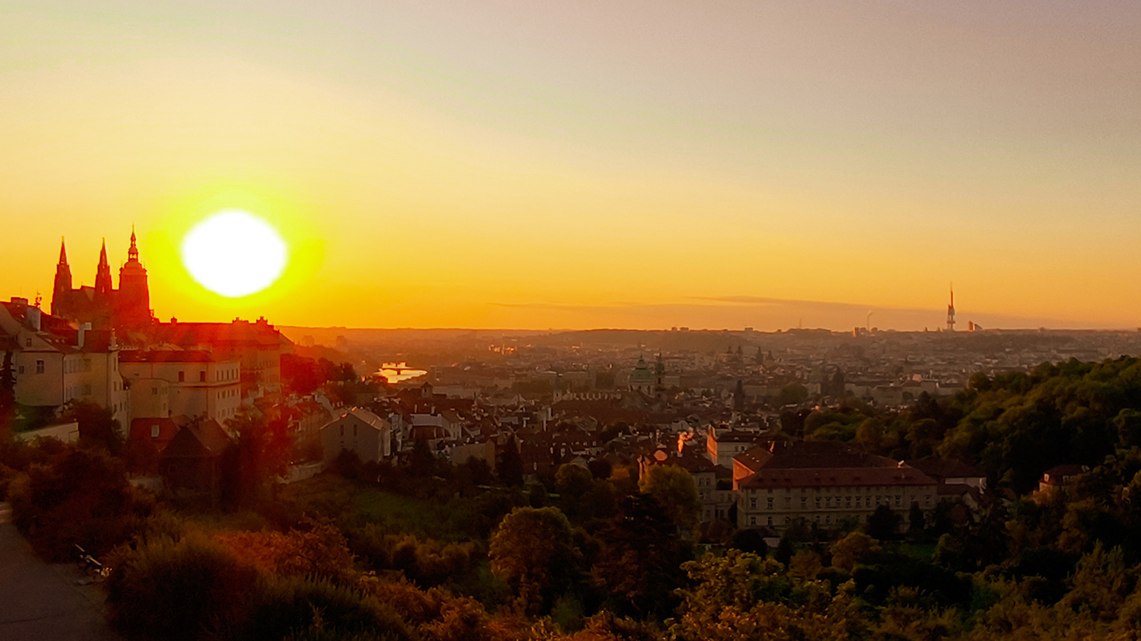 Praha - Východ slunce u pražského hradu